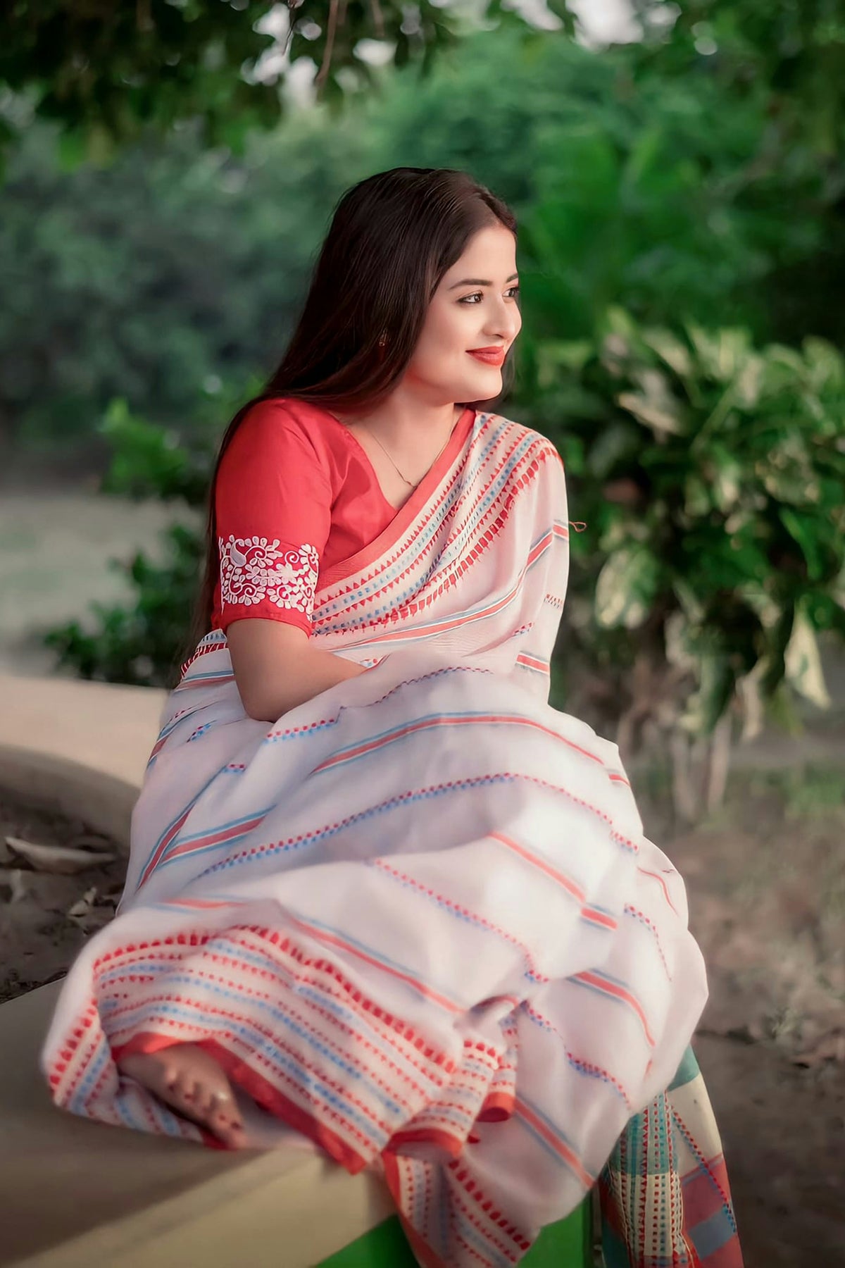 Red Embellished Silk Blend Saree With Unstitched Blouse Piece