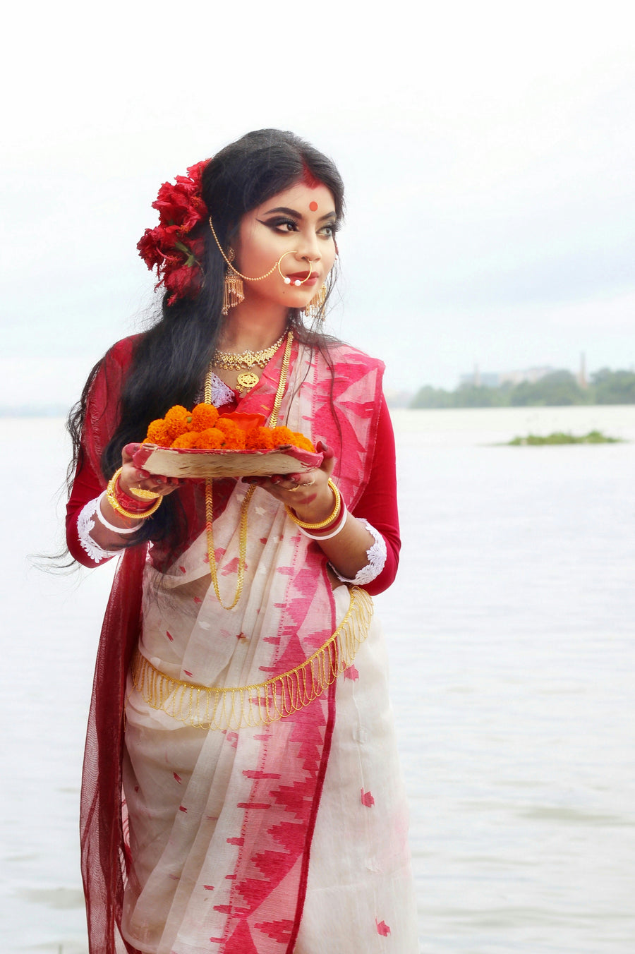 Red Embellished Silk Blend Saree With Unstitched Blouse Piece
