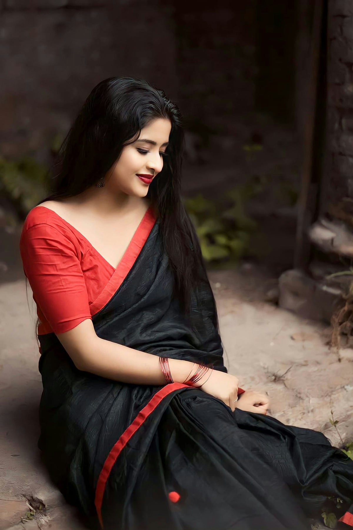 Red Embellished Silk Blend Saree With Unstitched Blouse Piece