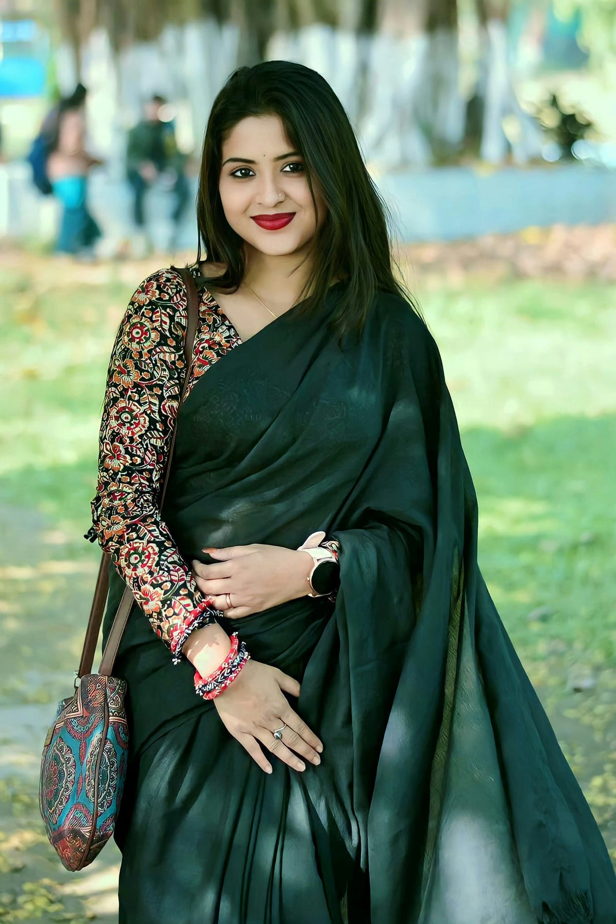 Red Embellished Silk Blend Saree With Unstitched Blouse Piece