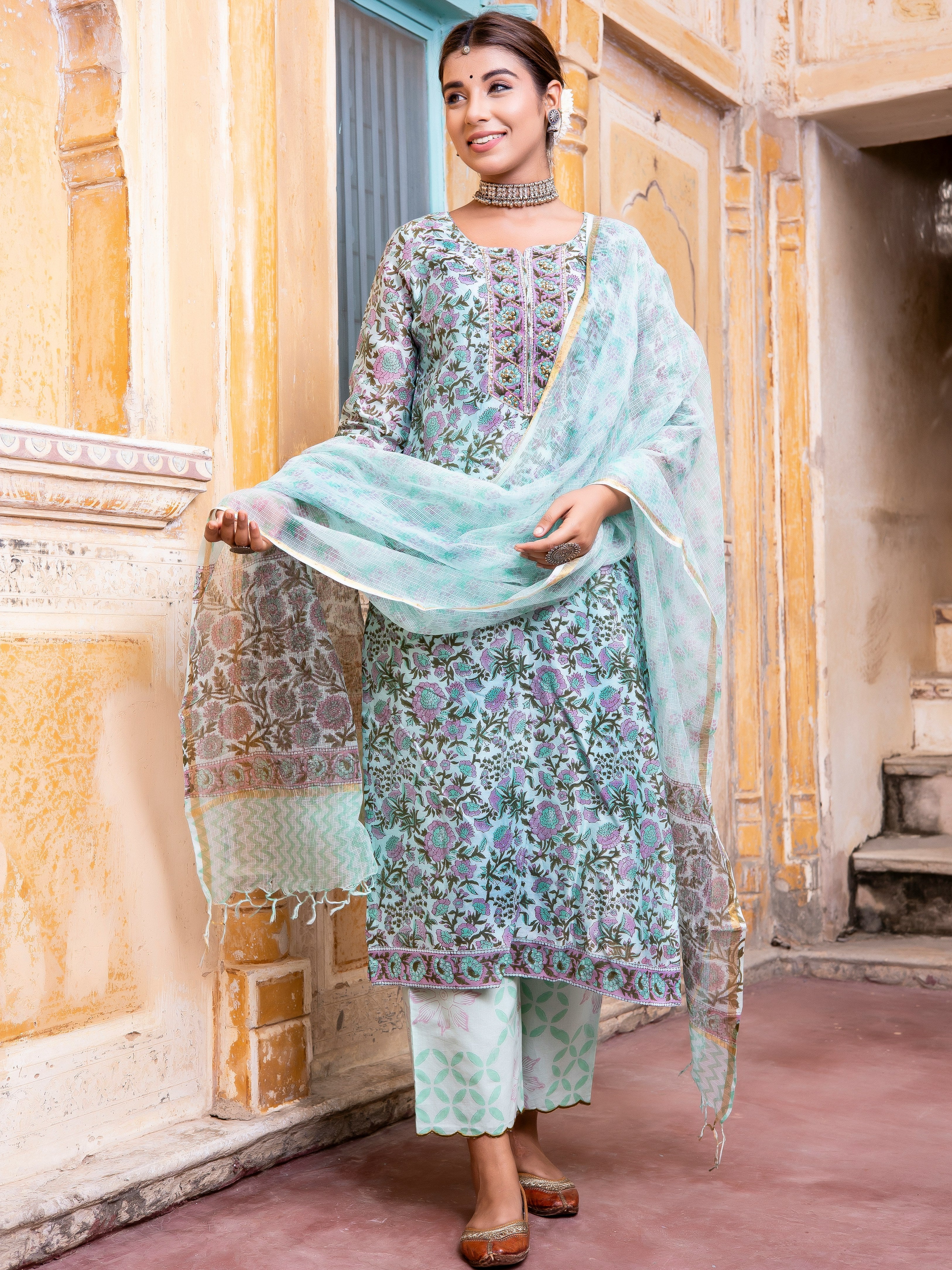 Green Embellished Banarasi Silk Blend Saree With Unstitched Blouse Piece