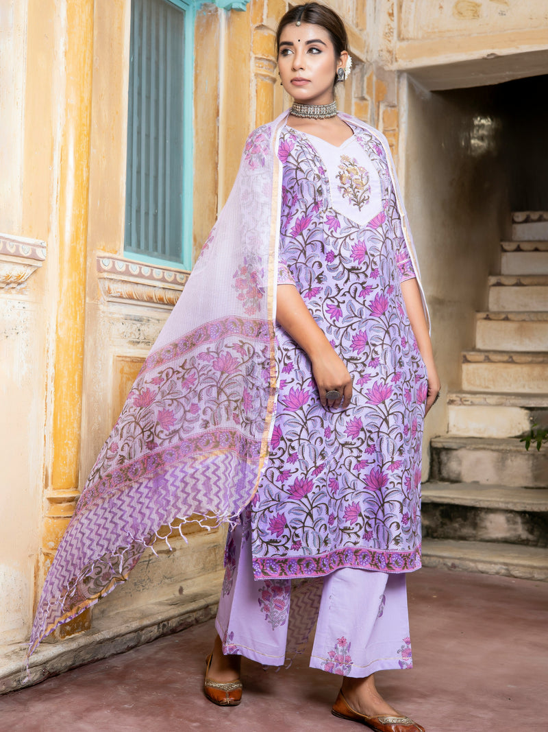 Red Embellished Silk Blend Saree With Unstitched Blouse Piece