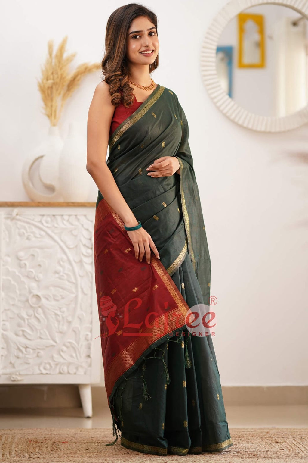Red Embellished Silk Blend Saree With Unstitched Blouse Piece