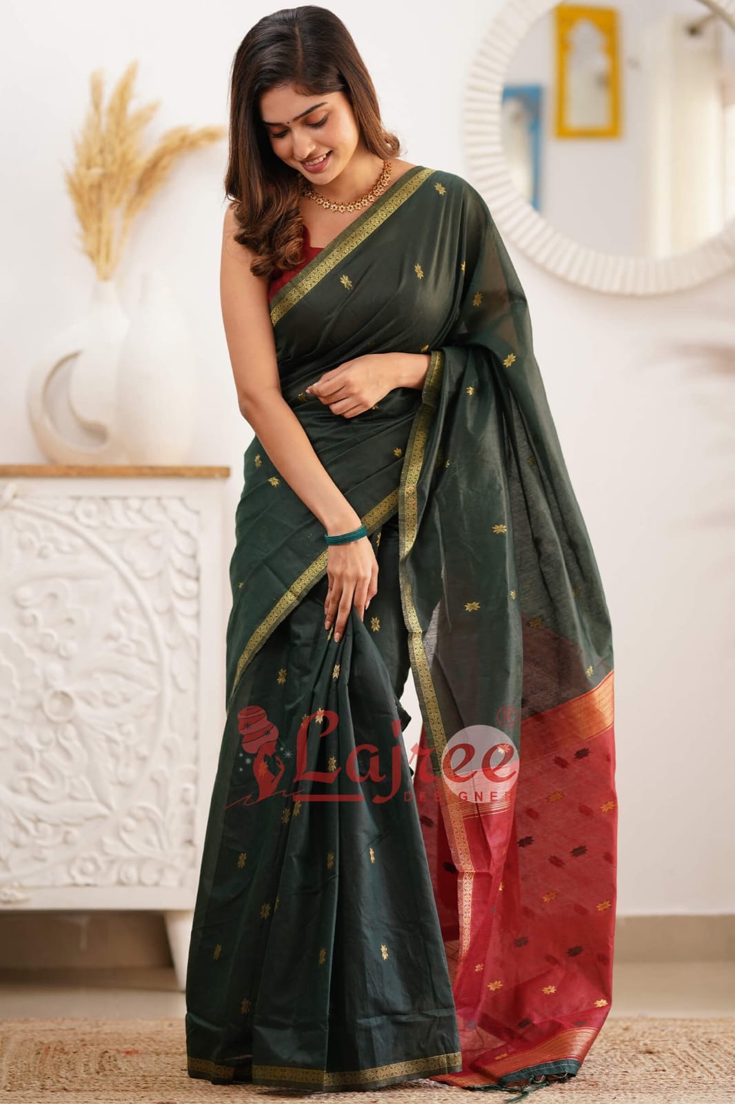 Red Embellished Silk Blend Saree With Unstitched Blouse Piece